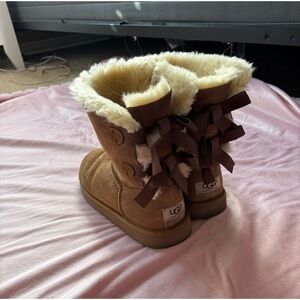UGG bailey bow
fairly used